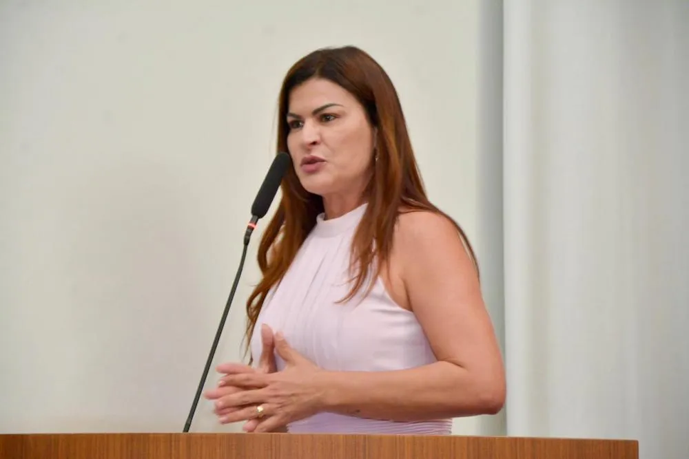 Voz feminina na política: Karina Café reforça compromisso com a defesa das mulheres durante sessão solene na Câmara de Palmas