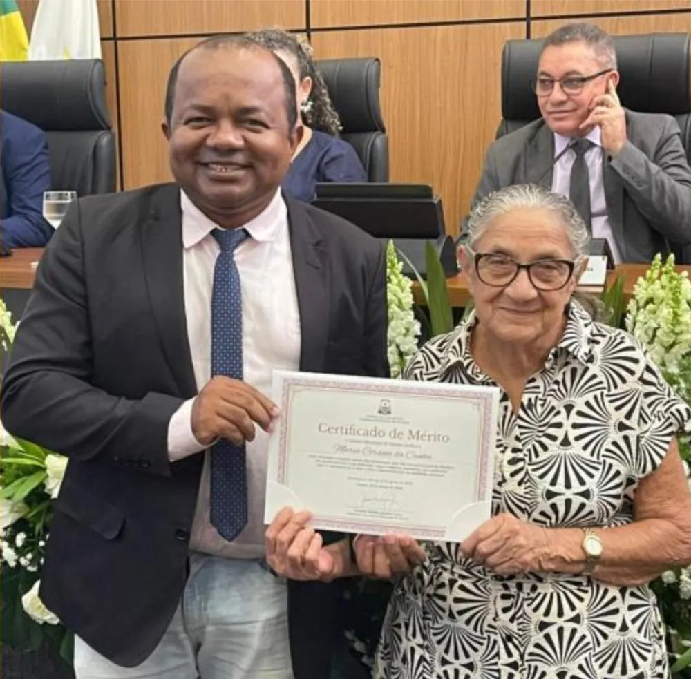Vereador Joatan de Jesus homenageia Maria Corsina durante sessão solene pelo Dia Internacional da Mulher