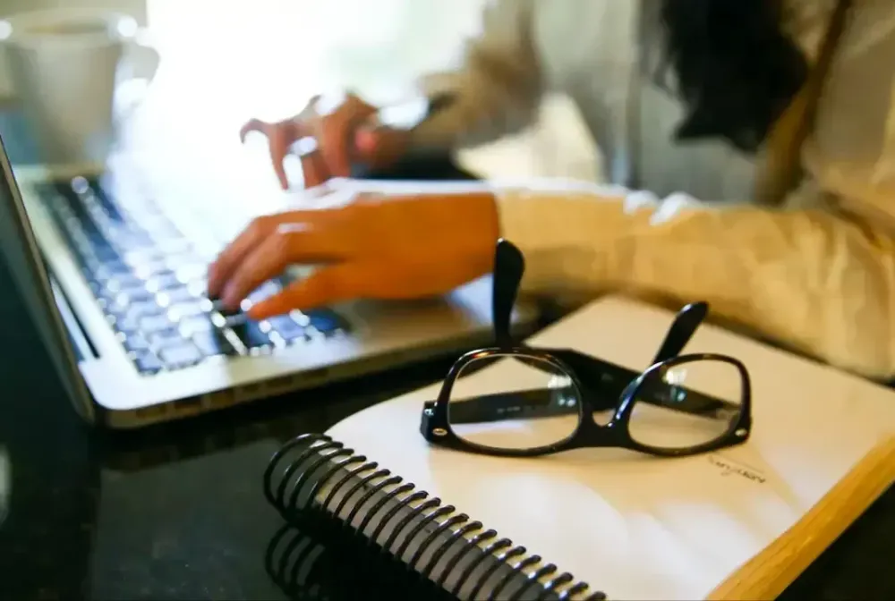 Matrículas em ensino a distância crescem 286% em dez anos e superam avanço do ensino presencial no Brasil