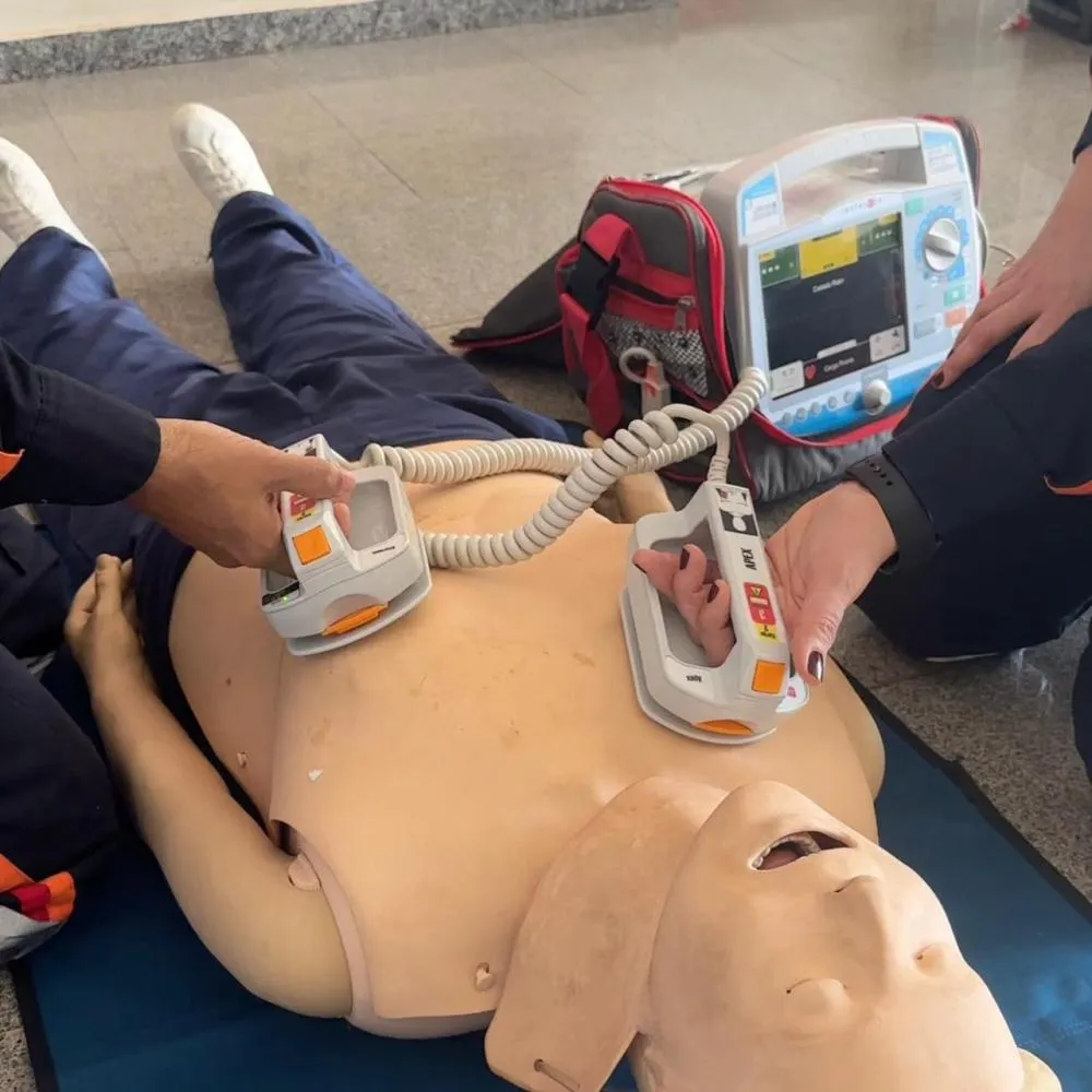 Aparelho aplica choques elétricos controlados para restabelecer batimentos do coração. Foto: Gabriela Queiroz