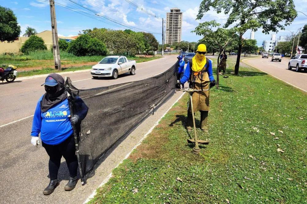 Roçagem manual na Avenida LO-05 usa tela protetora para evitar danos aos veículos e pedestres. Foto: Divulgação