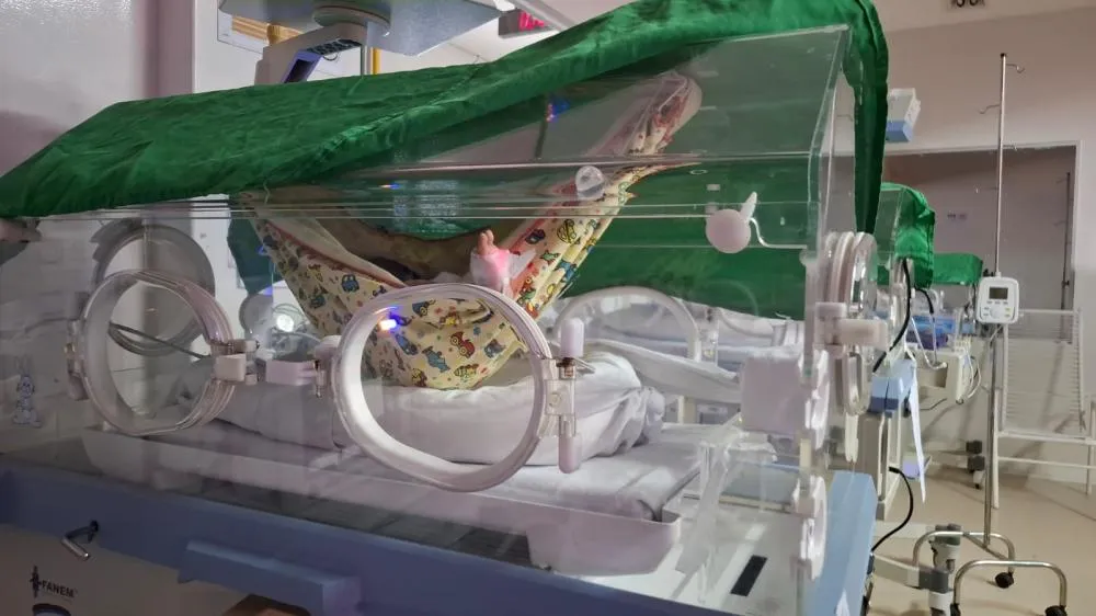 Recém-nascido prematuro recebe cuidado humanizado com redeterapia no HMDR, técnica que simula o ambiente uterino e favorece a recuperação. Foto: Divulgação SES-TO