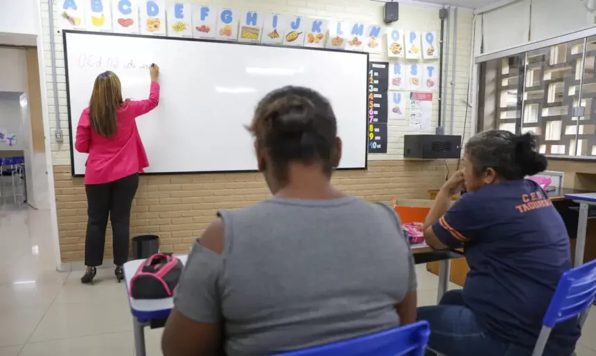 Alunos do ensino médio começam a receber benefício do pé-de-meia nesta segunda-feira