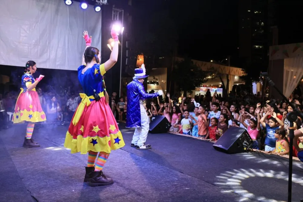 Atrações da terceira noite agradam públicos de todas as idades e comerciantes comemoram resultados