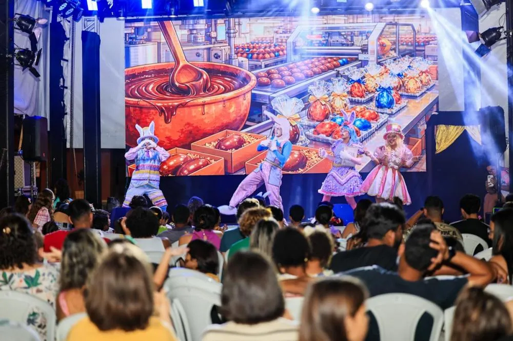 Personagens temáticos levam encanto e diversão ao público durante espetáculo. Foto: Regiane Rocha