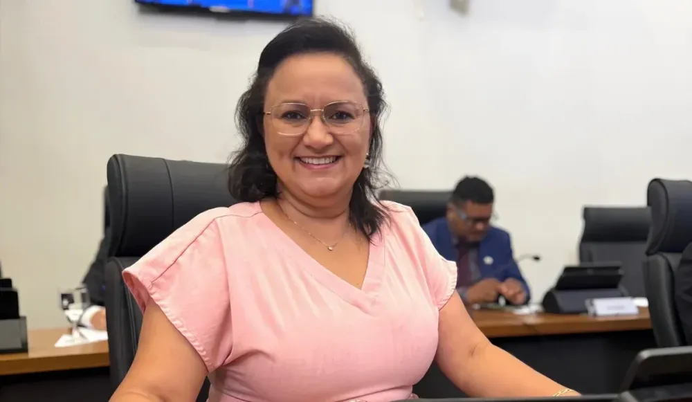 Professora Iolanda Castro solicita pavimentação asfáltica da Avenida LO-19, entre a Praça da Marinha e a Praia do Prata