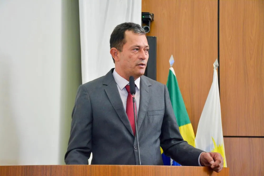 Vereador Zé Branquim solicita tapa-buracos e limpeza urbana no Aureny III