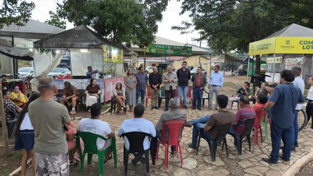 A reunião com os feirantes que comercializam alimentos na Praça Joaquim Maracaípe em Taquaruçu. Foto: Maycon Gabriel