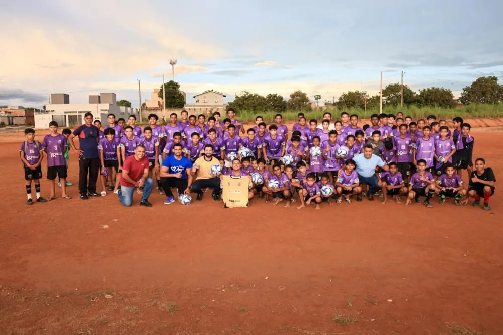 Prefeitura de Palmas apoia projeto social com entrega de materiais esportivos a crianças e jovens do Santa Fé II