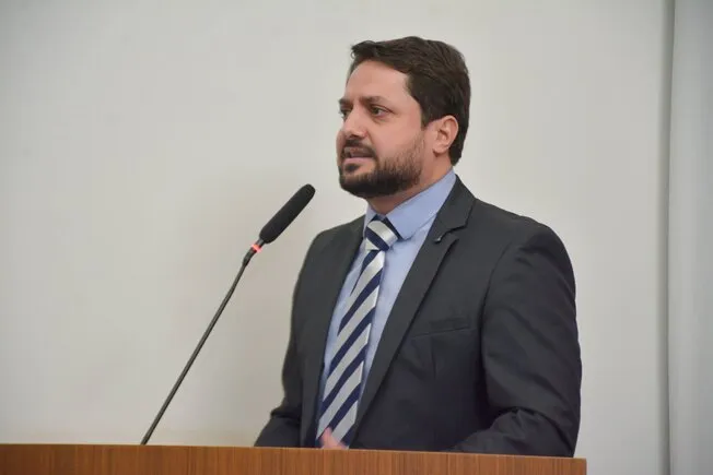 Vereador Vinicius Pires solicita transparência em pagamentos e funcionamento dos restaurantes comunitários de Palmas