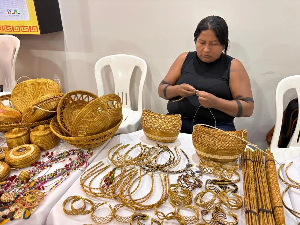 Peças confeccionadas pelas artesãs em seus territórios são expostas aos visitantes da feira. Foto: Amanda Melina/Governo do Tocantins