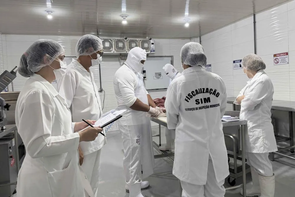 Técnicos do Serviço de Inspeção Municipal realizam auditoria técnica.
