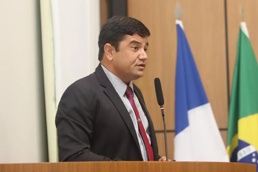 Rogério Freitas quer a troca de lâmpadas queimadas da quadra 403 norte