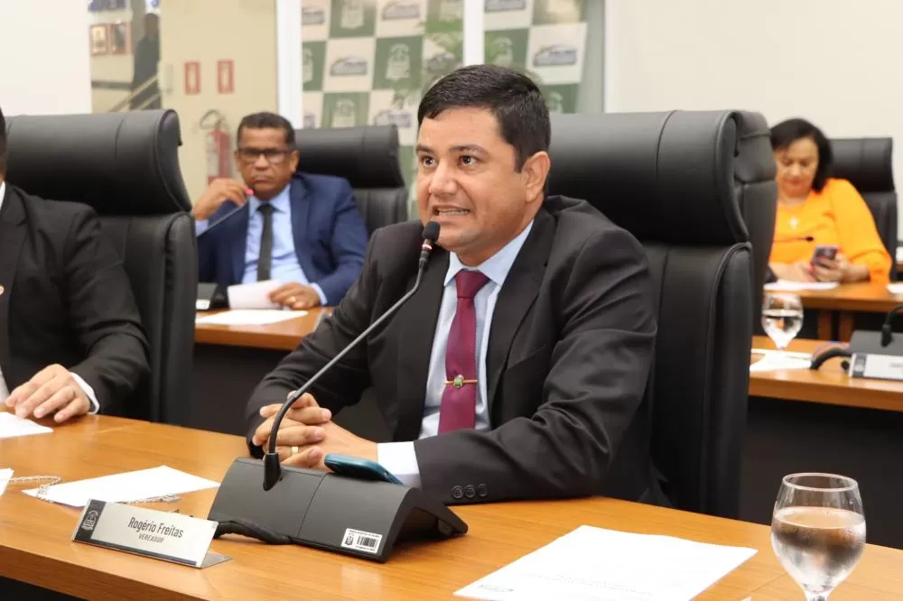 Rogério Freitas solicita roçagem, retirada de galhadas, manutenção e limpeza do Jardim Aureny IV