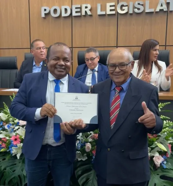 Joatan de Jesus entrega título de Cidadão Palmense a empresário que ajudou no desenvolvimento do Aureny III