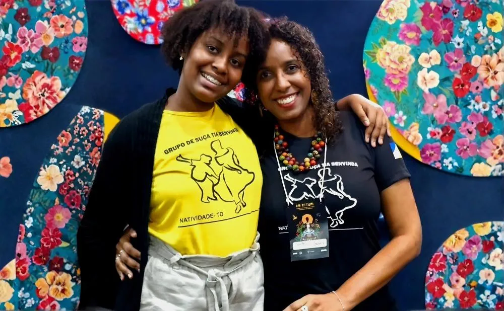 Professora Verônica e a filha Letícia, que cresceu acompanhando as vivências da suça e hoje também repassa aprendizados às crianças do grupo Tia Benvinda. Foto: Arquivo Pessoal