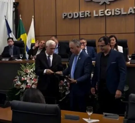Vereador Eudes Assis entrega título de cidadão palmense a Antônio José de Novaes por contribuição à administração pública de Palmas