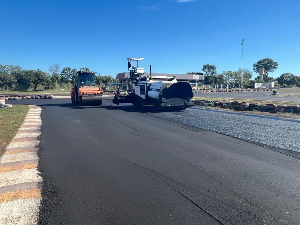 Equipes finalizam os serviços de recapeamento da pista do Kartódromo Rubens Barrichello. Foto: Divulgação Infraestrutura
