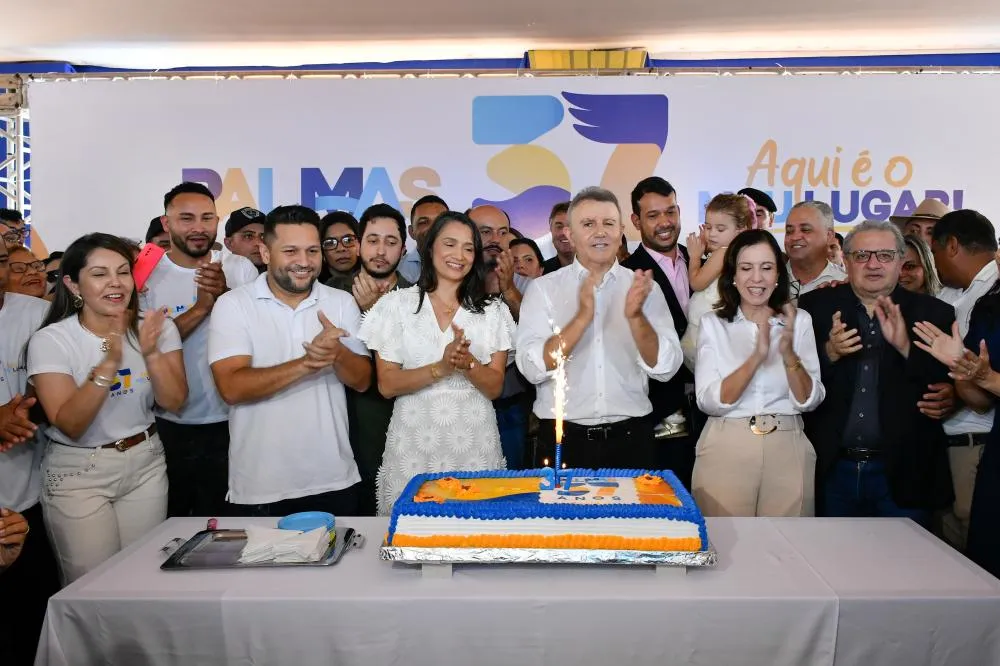 Após o pronunciamento, autoridades e moradores participaram do tradicional 'Parabéns' e do corte do bolo. Foto: Mariana Di Pietro/Gabinete do Prefeito