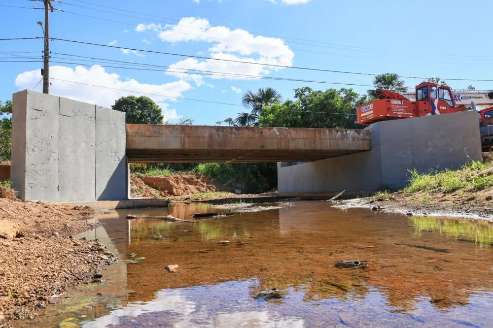 Segue avançando construção da ponte na Rua Diamante, no setor Morada do Sol, sul de Palmas. Foto: Lia Mara