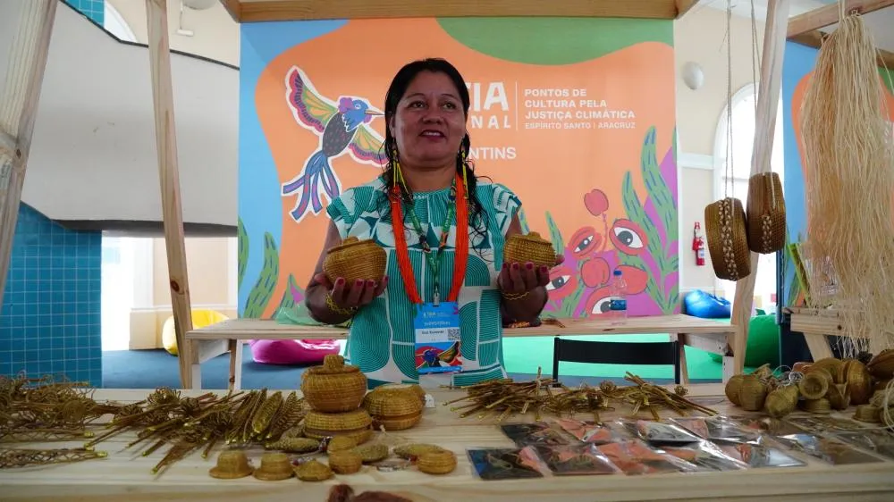 Artesã indígena Iraci Krukwane Xerente apresenta peças em capim-dourado na Feira Criativa da 6ª Teia Nacional dos Pontos de Cultura. Foto: Luiz Izidoro/Governo do Tocantins 