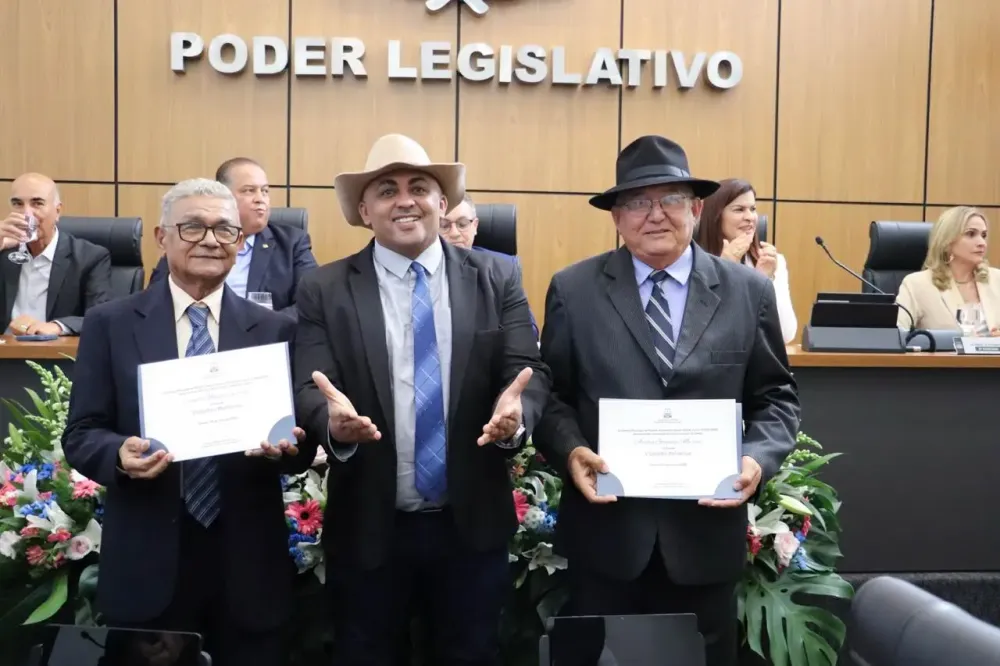 Vereador Dian Carlos ao lado de Aristeu Gonçalves Meireles e Cicinato Mendes da Silva. Foto: Assessoria/vereador