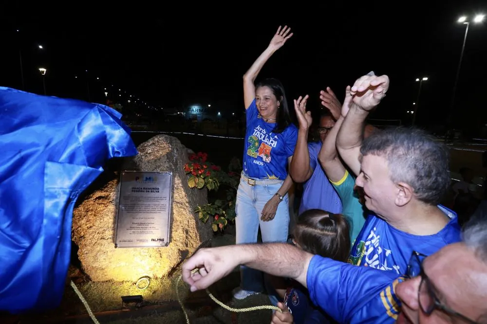Prefeito Eduardo Siqueira durante descerramento da placa de inauguração da Praça Raimundo Pereira da Silva. Foto: Flávio Cavalera