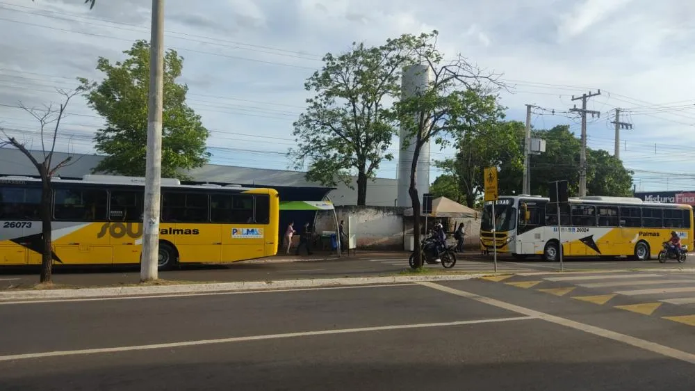 Prefeitura disponibiliza ônibus direto durante funcionamento provisório da Feira do Aureny I na Feira do Aureny III