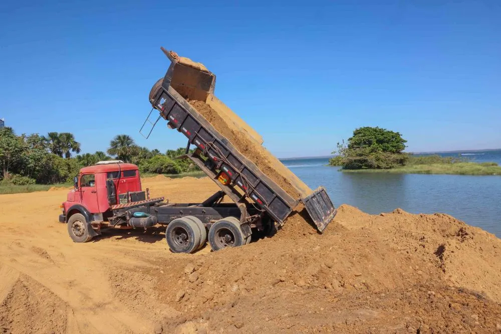 Prefeitura inicia obra de ampliação da faixa de areia da Praia da Graciosa e desabilitará paredão de contenção
