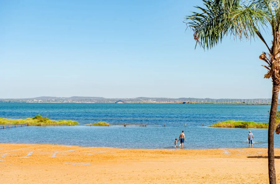 Praia da Graciosa ganha faixa de areia ampliada e passa por reestruturação