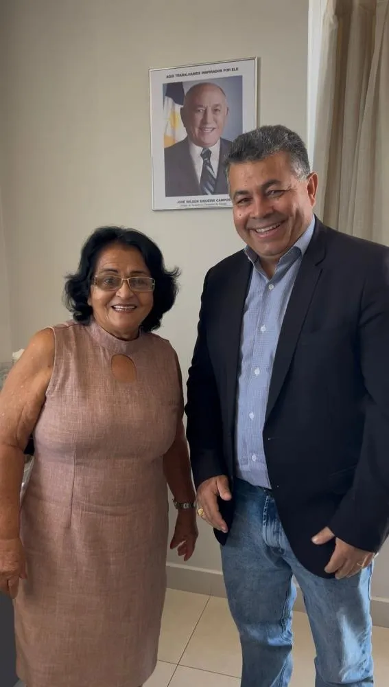 Vereador Folha recebe Dona Maria, reforça cobrança pela implantação da rede de esgoto na 1005 Sul
