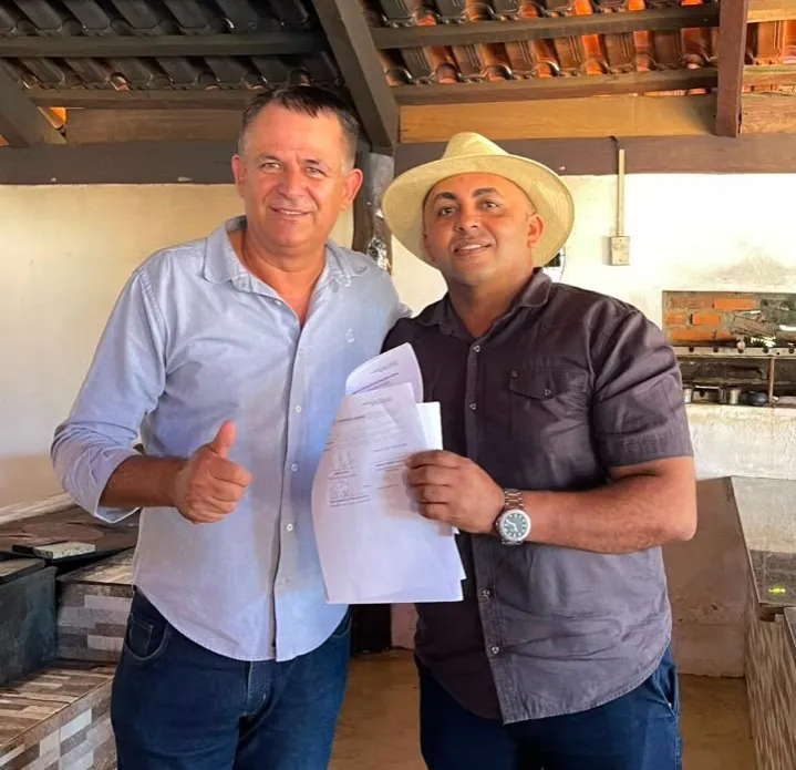 Dian Carlos acompanha entrega de máquinas e assinatura de ordem de serviço para recuperação de estradas rurais em Taquaruçu Grande