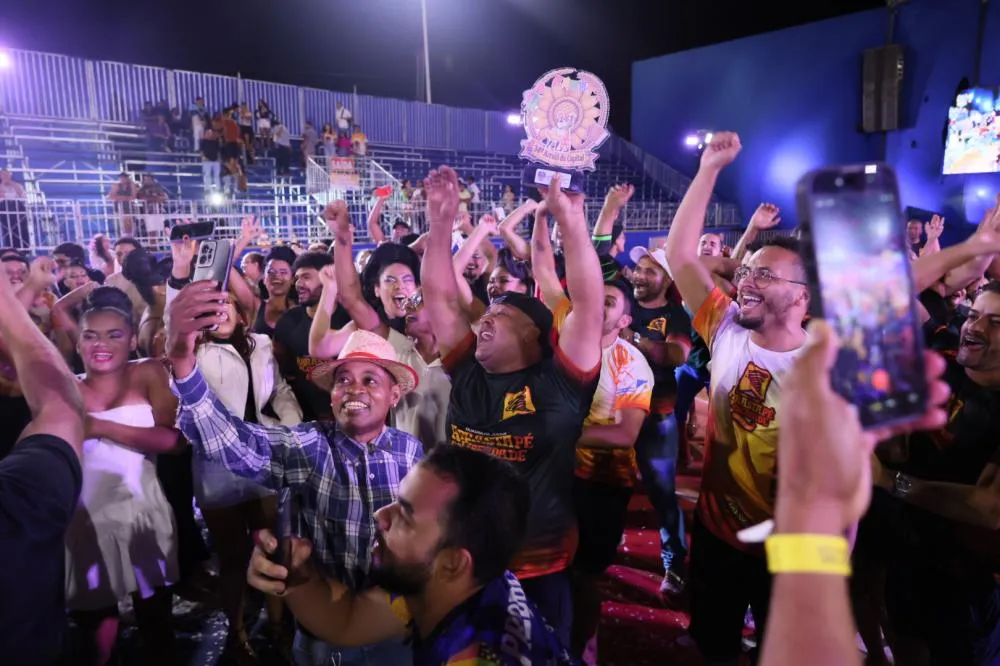 Comemoração da campeã da noite, que apresentou uma caravana no caminhão 'Estrada do Sol e Alegria'. Foto: Divulgação/FCP