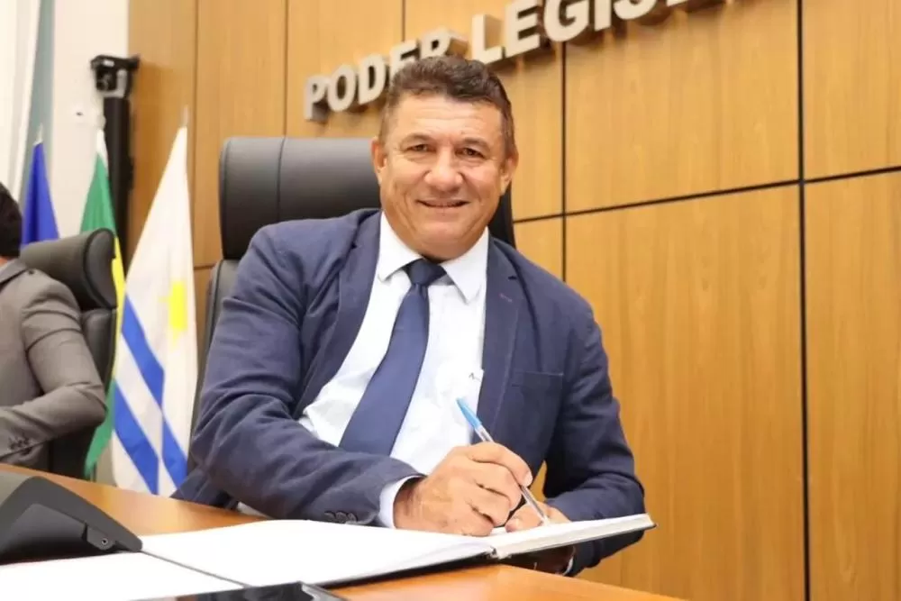 Vereador Márcio Reis solicita construção de praça central na 104 norte e tapa-buracos na Avenida Teotônio Segurado