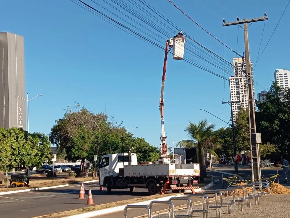 Manutenção na iluminação do estacionamento da Praia da Graciosa. Foto: Divulgação
