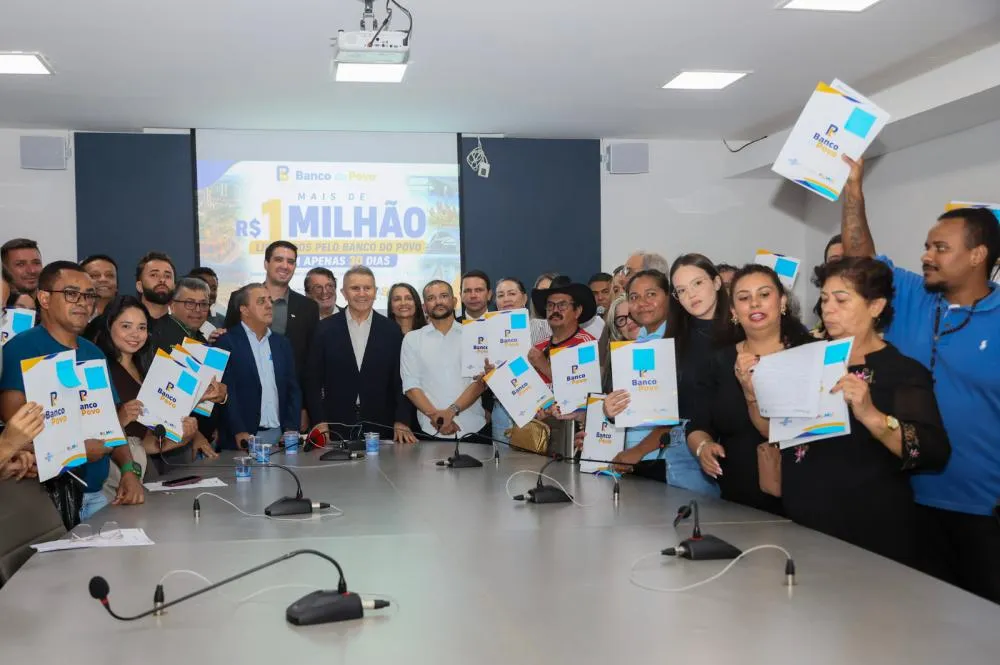 Prefeito Eduardo Siqueira Campos, secretário Henrique Nesello, superintendente do Banco do Povo, Edivan Damazo, e empreendedores participaram da assinatura de novos contratos. Foto: Lia Mara
