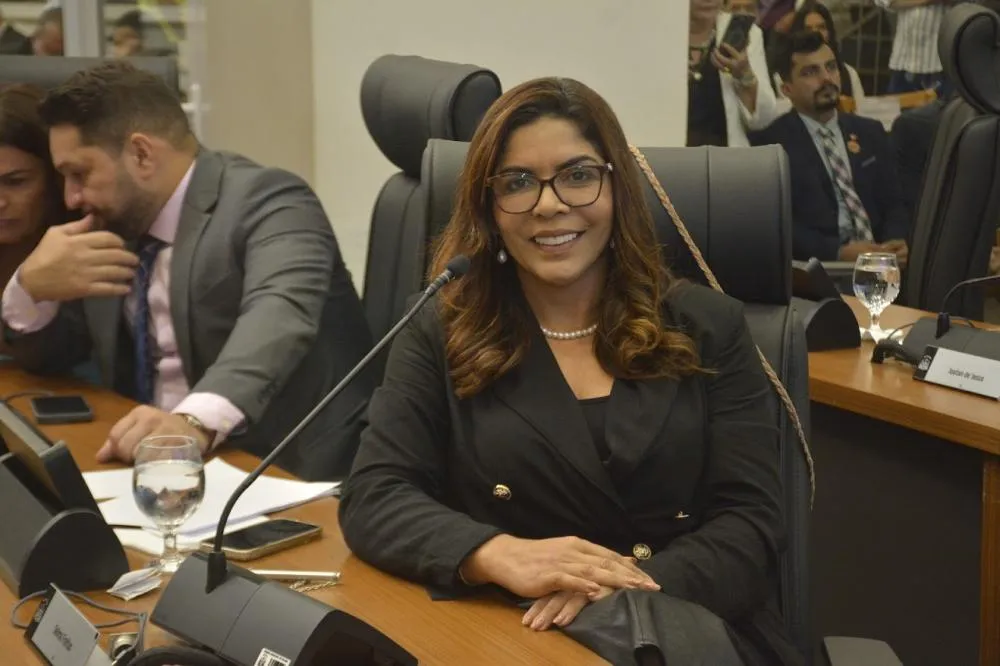 Delma Freitas solicita melhorias na iluminação do Aureny II