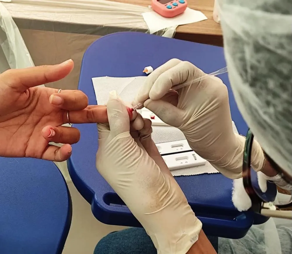 Hepatites virais são infecções causadas pelos vírus A, B, C, D e E, que provocam inflamação no fígado. Em muitos casos, a doença evolui de forma silenciosa, sem sinais ou sintomas aparentes.