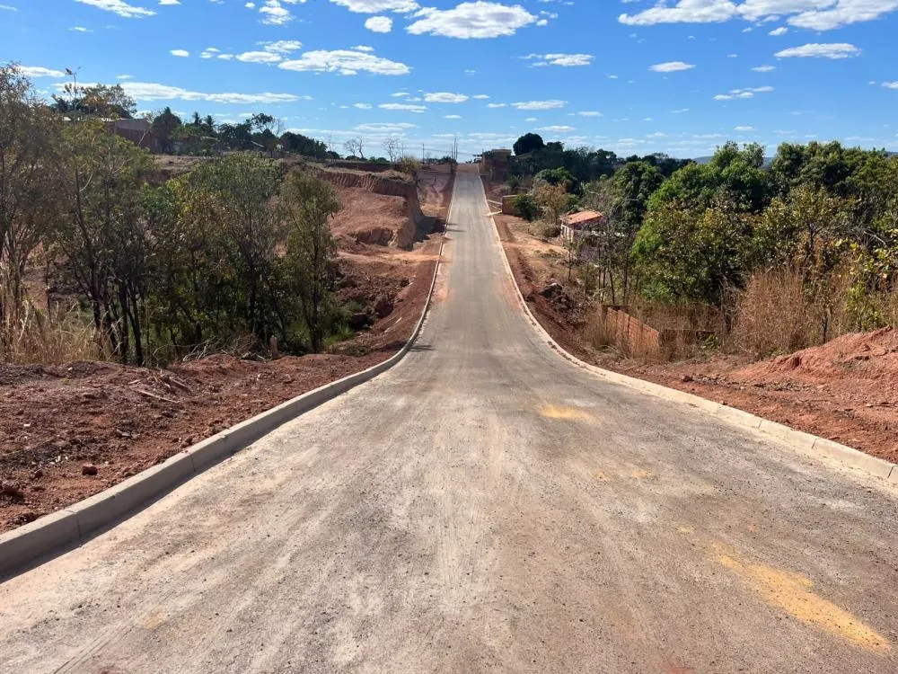 Rua 42 já conta com asfalto e meio-fio.