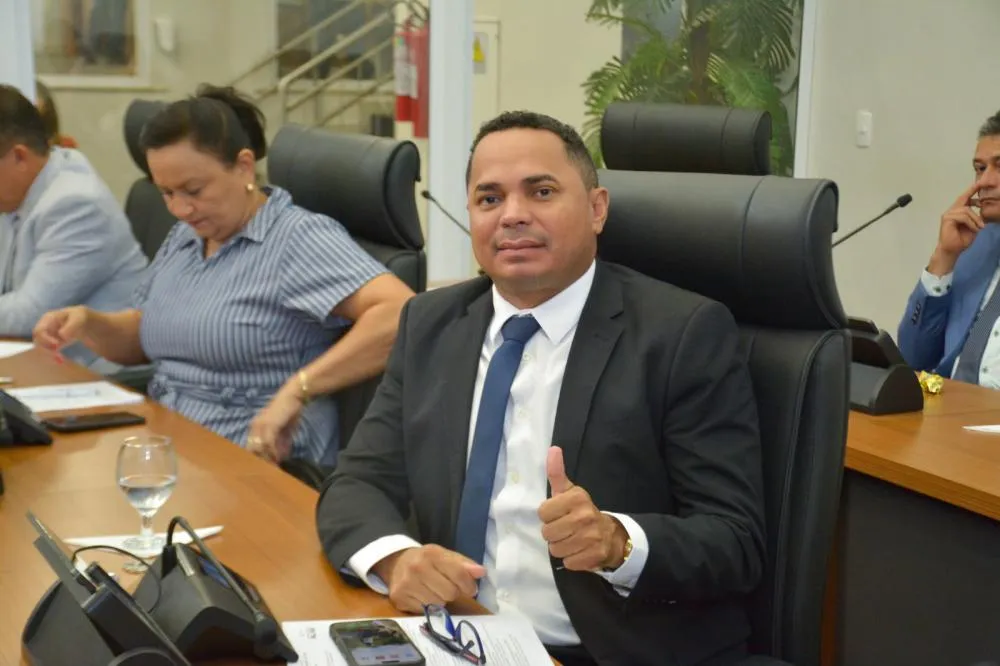 Limpeza e manutenção da quadra esportiva do Jardim Aureny IV são solicitadas pelo vereador Josmundo