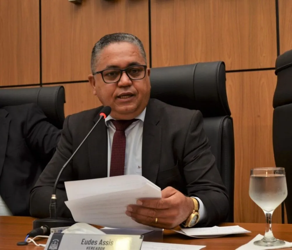 Vereador Eudes Assis solicita manutenção da iluminação pública na 106 Sul