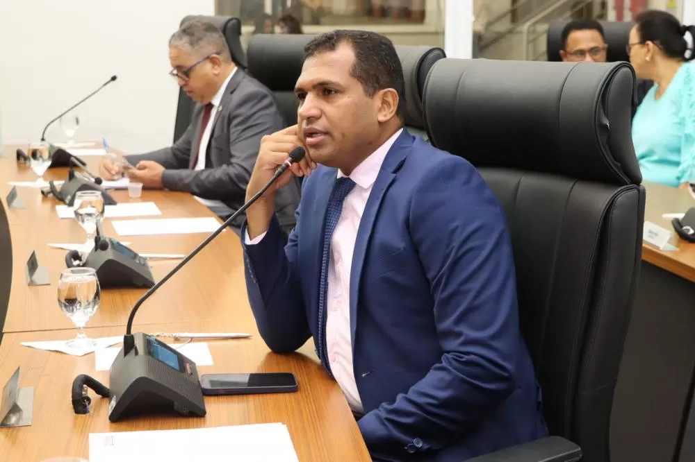 Vereador nego pede explicações da Prefeita sobre o novo contrado de 14 milhões para o transporte público