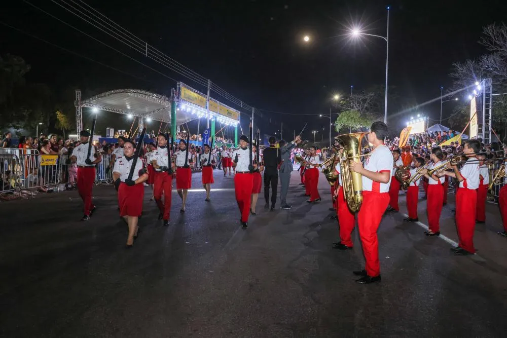 Estudantes durante desfile perto da Praça dos Girassóis. Foto: Lia Mara