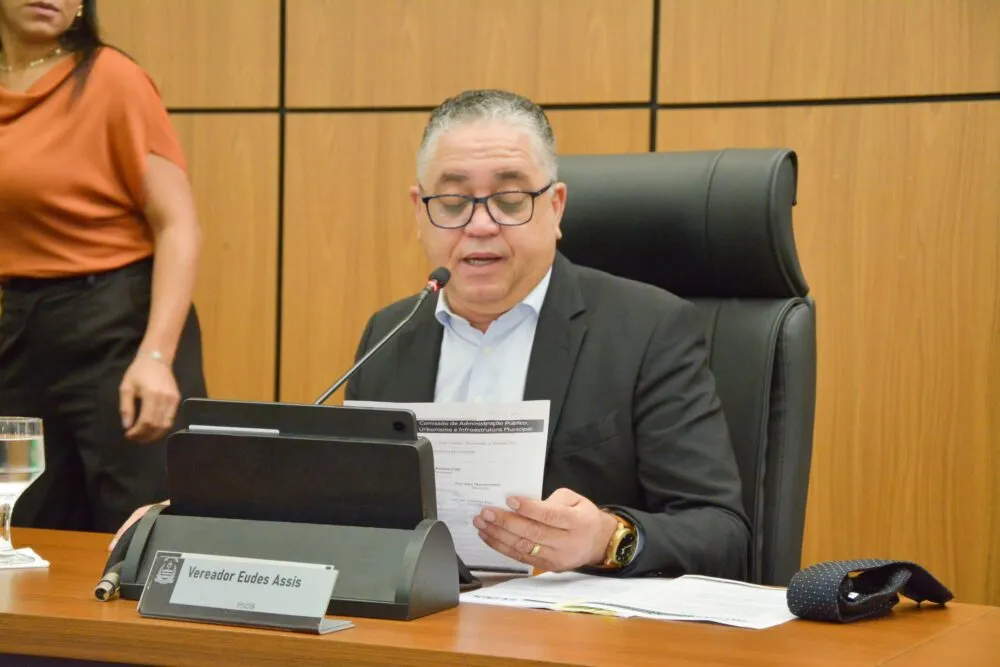 Eudes Assis solicita manutenção de vias e pontos para descarte de lixo no Setor Fumaça
