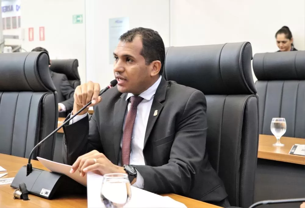 Nego cobra explicações da Prefeita sobre os contratos na manutenção dos ônibus e coleta de lixo em Palmas