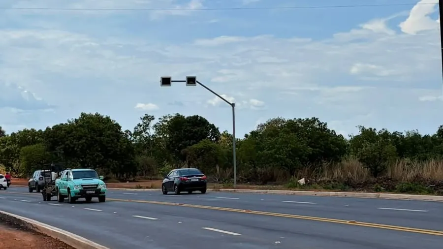 Radares ficam próximos à rotatória do cruzamento da Avenida L.