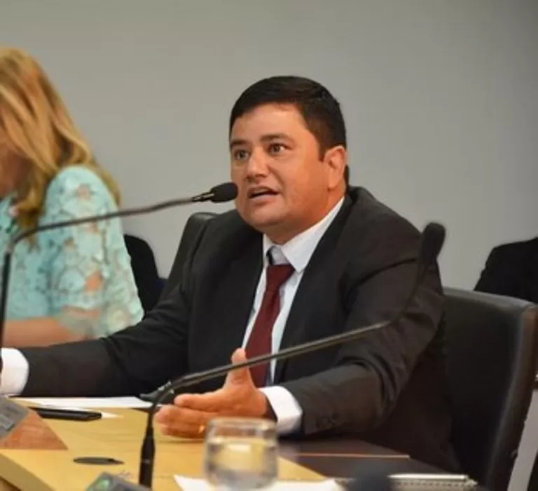 Vereador Rogério Freitas solicita revitalização da sinalização no bairro Santa Fé