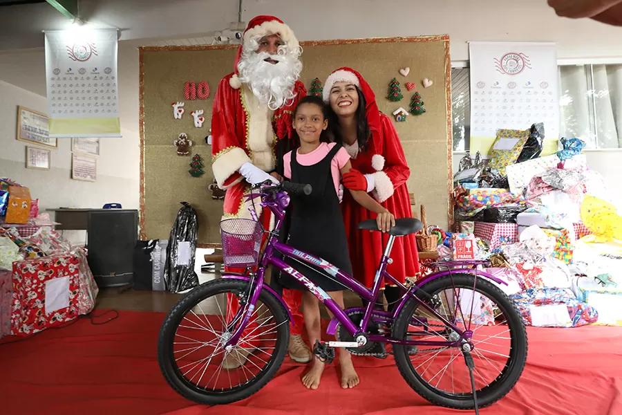 TCETO entrega presentes da campanha Papai Noel dos Correios e alegra crianças de Taquaruçu