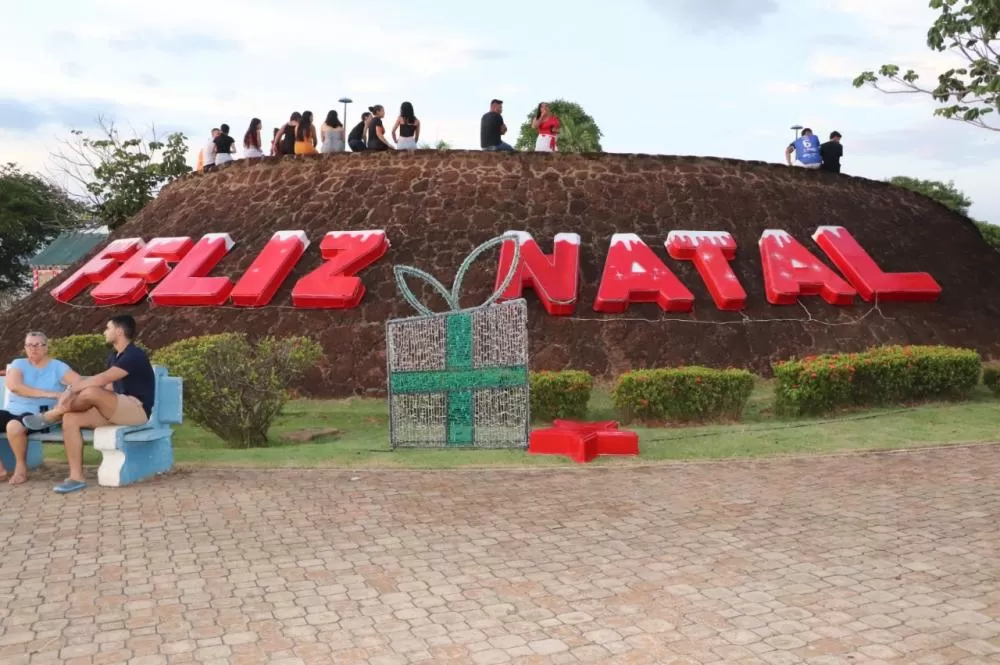 Papai Noel chegou de Trenzinho da Alegria juntamente com as crianças, trazendo toda magia e encantamento do Natal