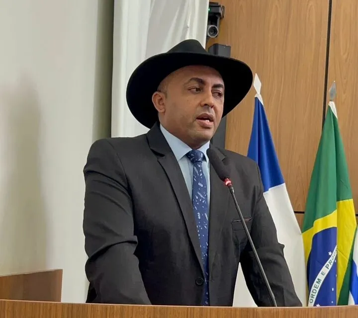 Vereador Dian Carlos ao solicitar pavimentação asfáltica na Baixada do Aureny III, região sul de Palmas